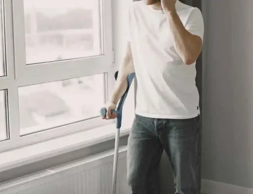 Hoe loop je met elleboogkrukken? Tips voor veilig lopen