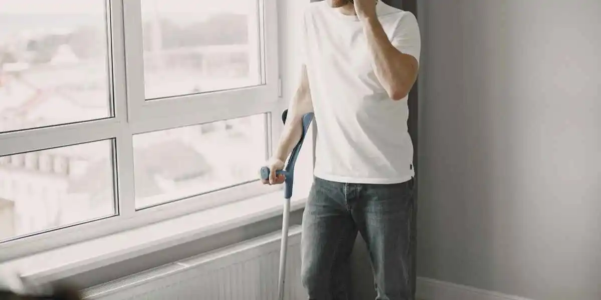 Hoe loop je met elleboogkrukken? Tips voor veilig lopen