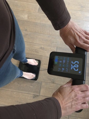 Sacoma Ultra personenweegschaal in stand met handvat en display, getest door nursepoint.nl