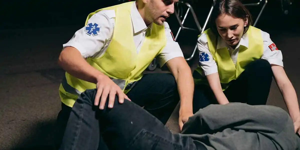 Wat heb je nodig bij een reanimatie, thuis of op het werk?