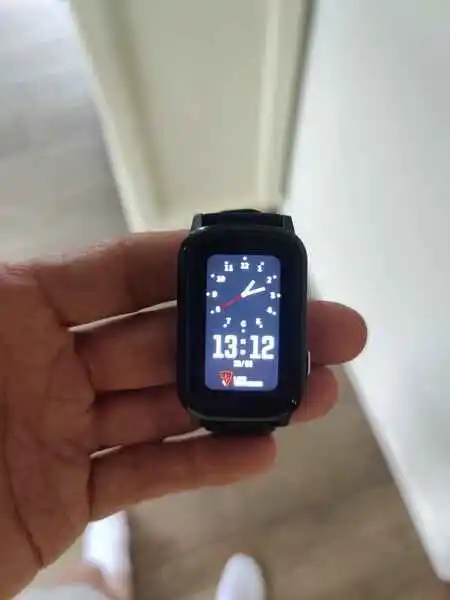 LifeWatcher Senior 4G alarmhorloge in hand werkend, getest door nursepoint.nl