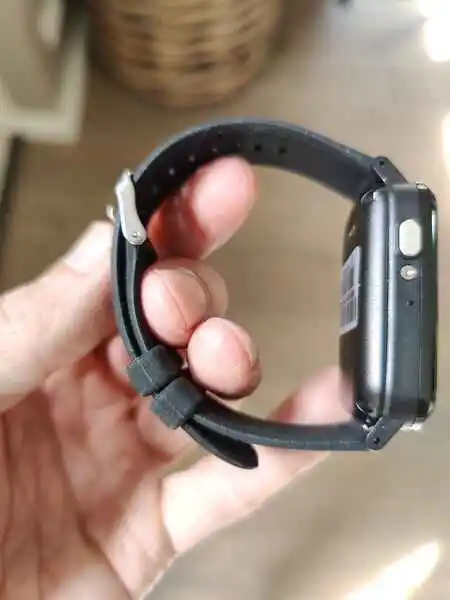 LifeWatcher Senior 4G alarmhorloge in hand zijaanzicht, getest door nursepoint.nl