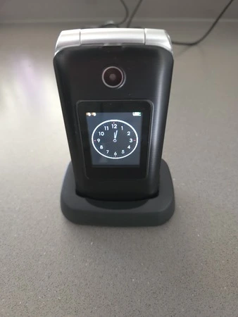 Protectly seniorentelefoon in oplaadstation, getest door nursepoint.nl