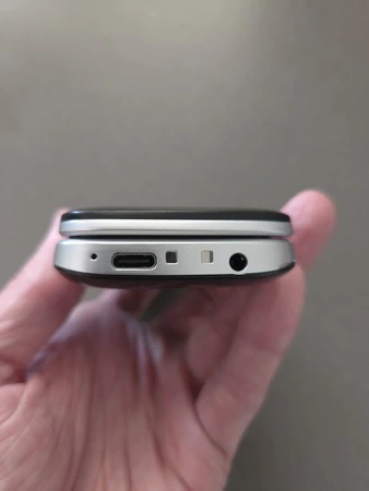 Protectly seniorentelefoon onderkant dikt, getest door nursepoint.nl
