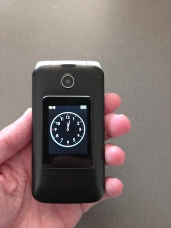 Protectly seniorentelefoon dichtgeklapt met beeldscherm aan bovenkant, getest door nursepoint.nl
