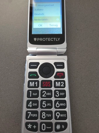 Protectly seniorentelefoon opengeklapt met grote toetsen, getest door nursepoint.nl