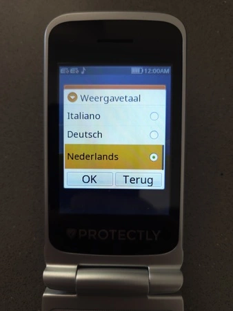 Protectly seniorentelefoon opengeklapt met beeldscherm, getest door nursepoint.nl